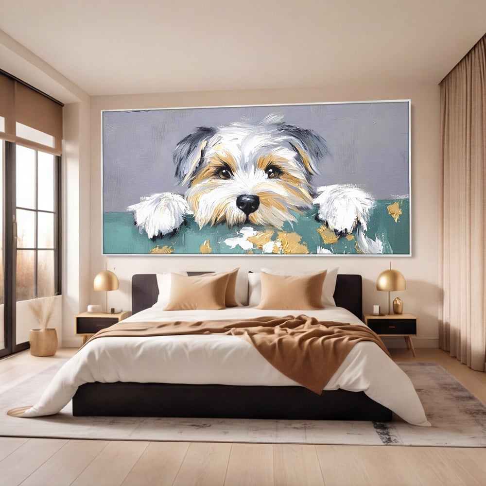 Tablou canvas cu pictura cu catel yorkshire privind curios, in rama de aluminiu argintiu, pe perete intr-un dormitor